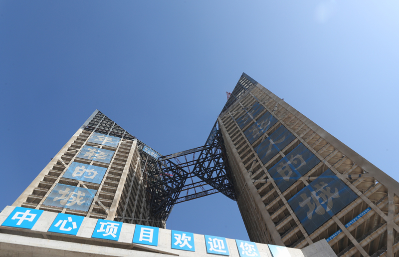 上海：临港新片区西岛金融中心钢结构锥体提升完成(图2)