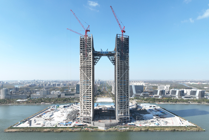 上海：临港新片区西岛金融中心钢结构锥体提升完成(图6)